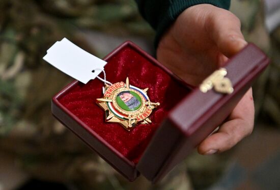 Командиру вышедшего из окружения отряда вручили орден спецназа "Ахмат"