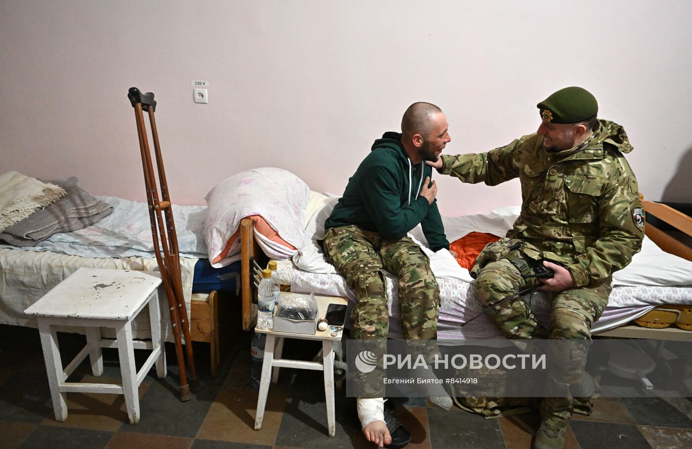 Командиру вышедшего из окружения отряда вручили орден спецназа "Ахмат"