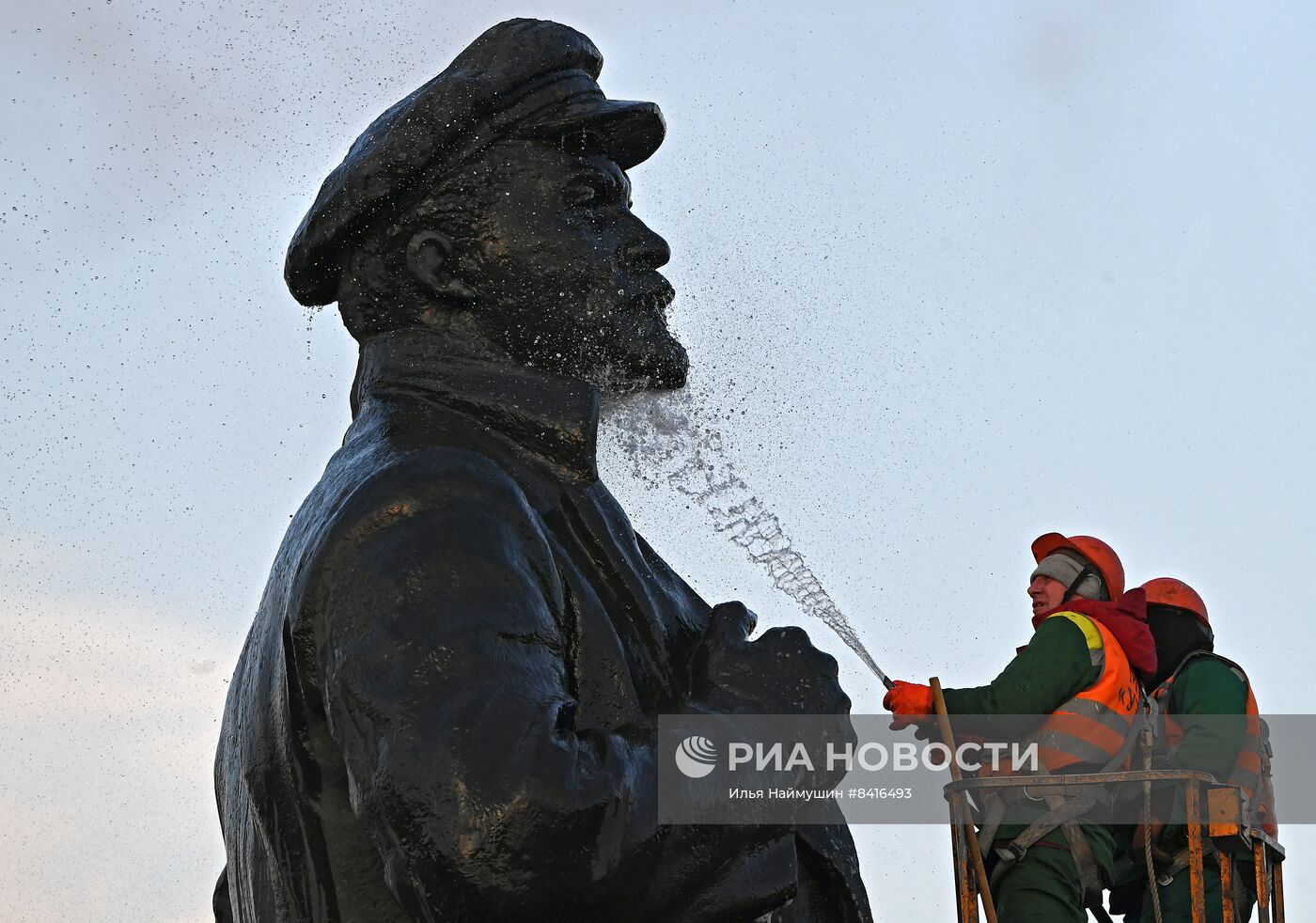 Мойка памятника В. Ленину в Красноярске