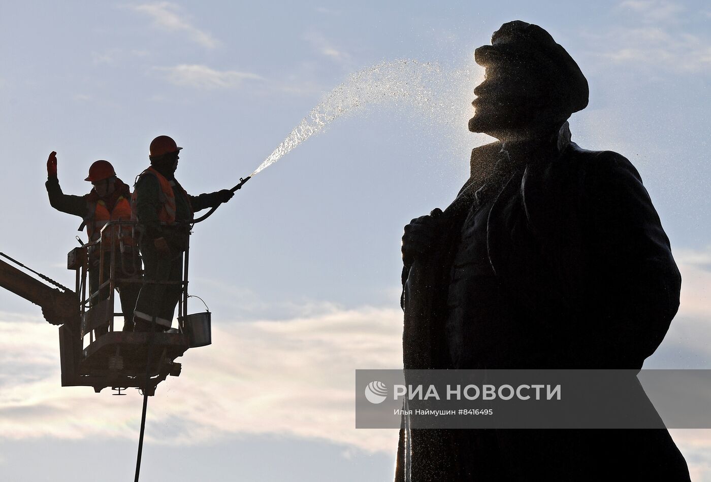 Мойка памятника В. Ленину в Красноярске