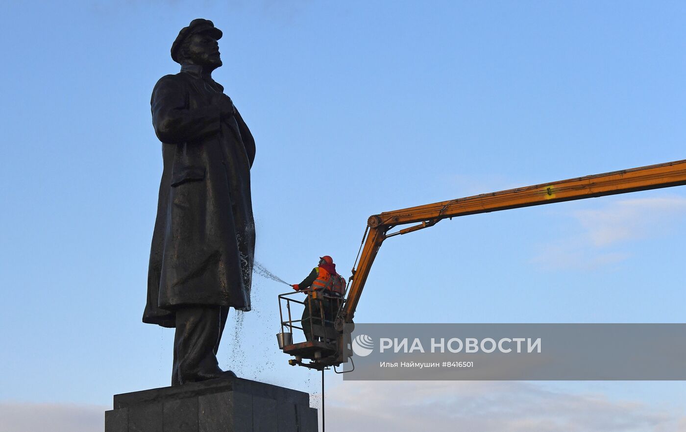 Мойка памятника В. Ленину в Красноярске