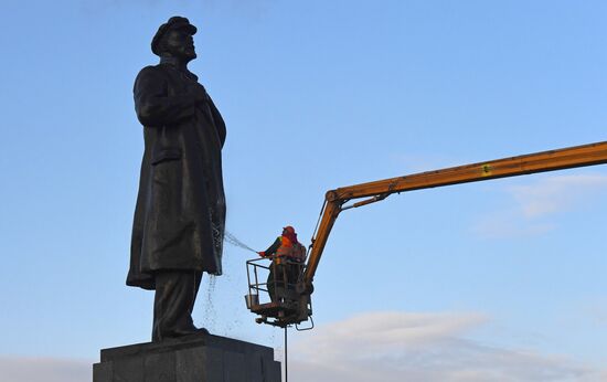 Мойка памятника В. Ленину в Красноярске