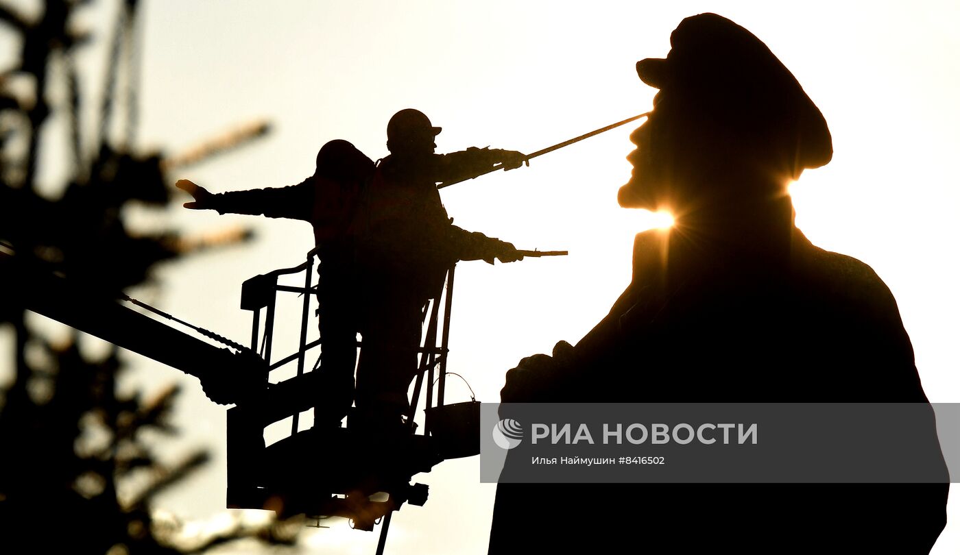 Мойка памятника В. Ленину в Красноярске