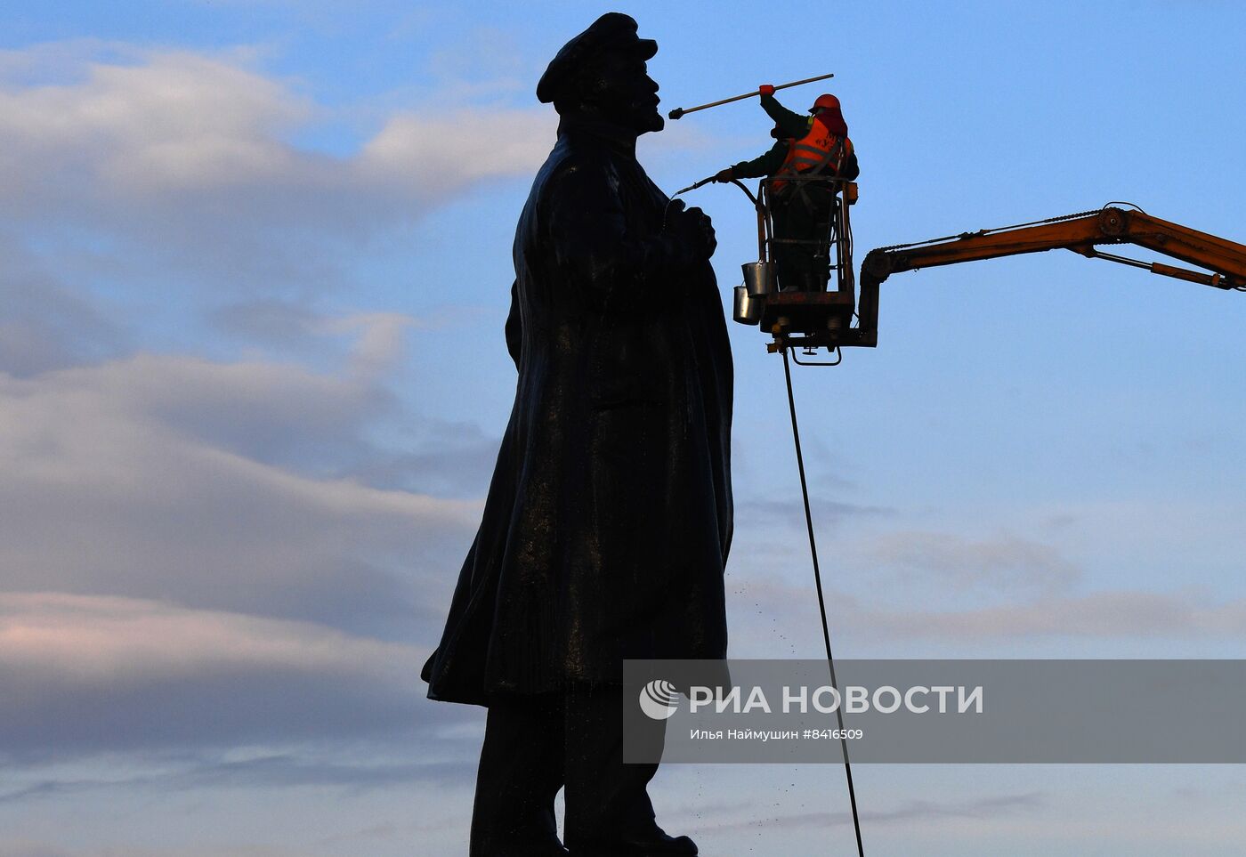 Мойка памятника В. Ленину в Красноярске