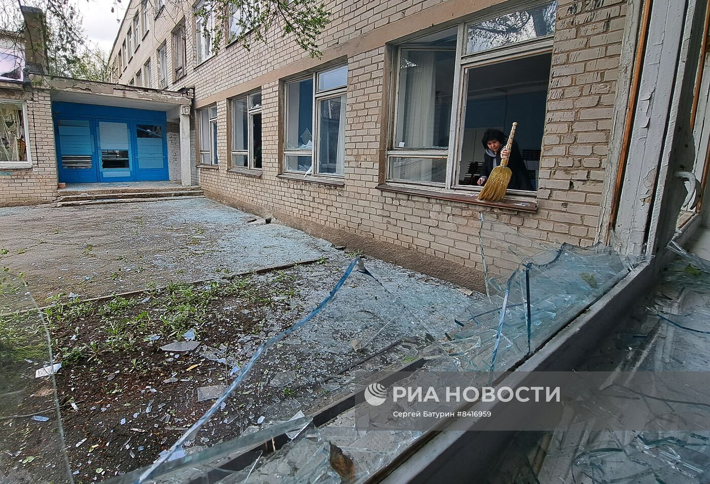 Последствия обстрела школы в Донецке