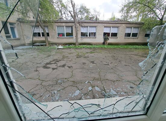 Последствия обстрела школы в Донецке