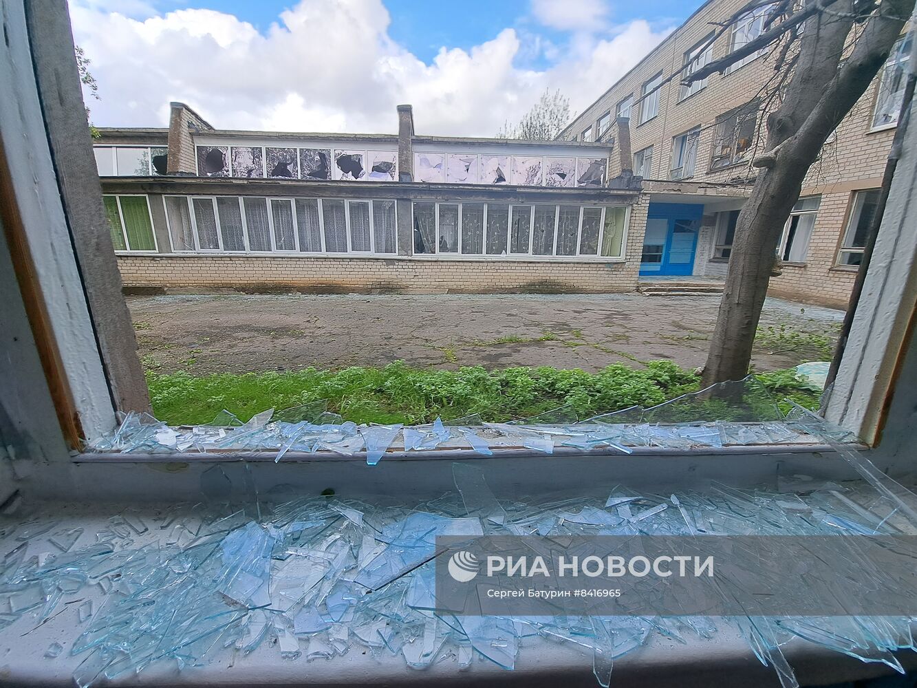 Последствия обстрела школы в Донецке