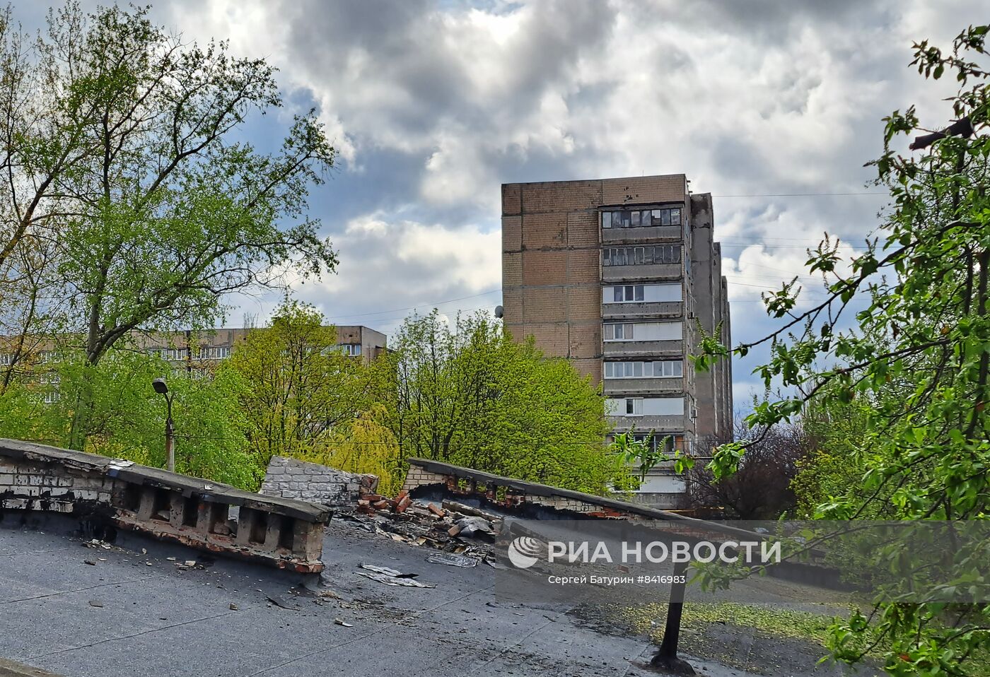 Последствия обстрела школы в Донецке