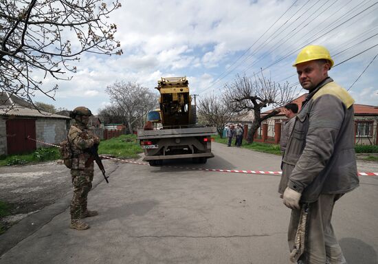 Последствия падения украинского БПЛА в Мариуполе