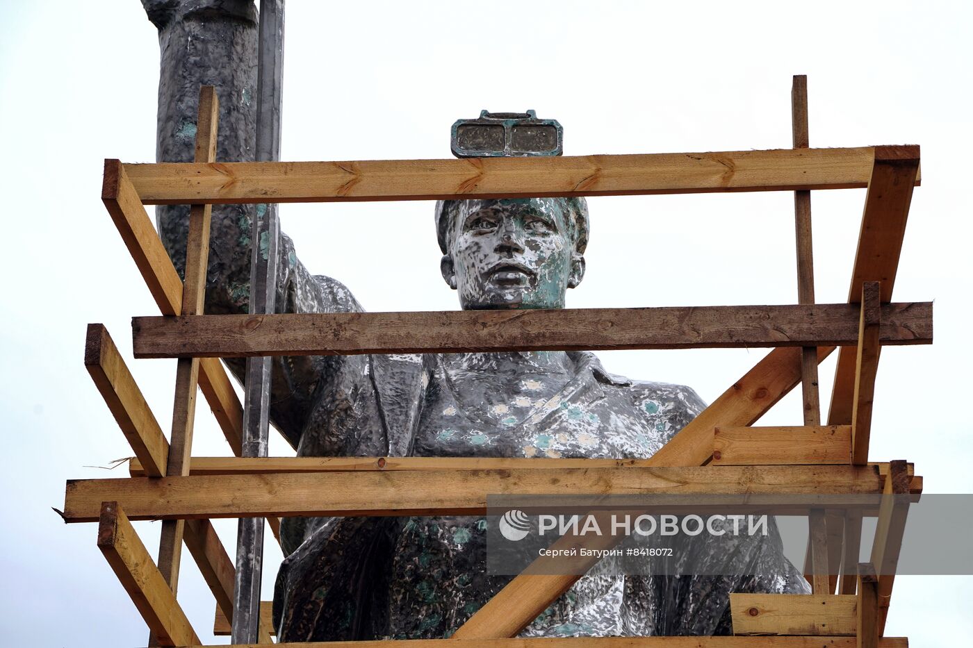 Реставрация памятника Сталевару в Мариуполе