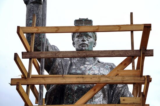 Реставрация памятника Сталевару в Мариуполе