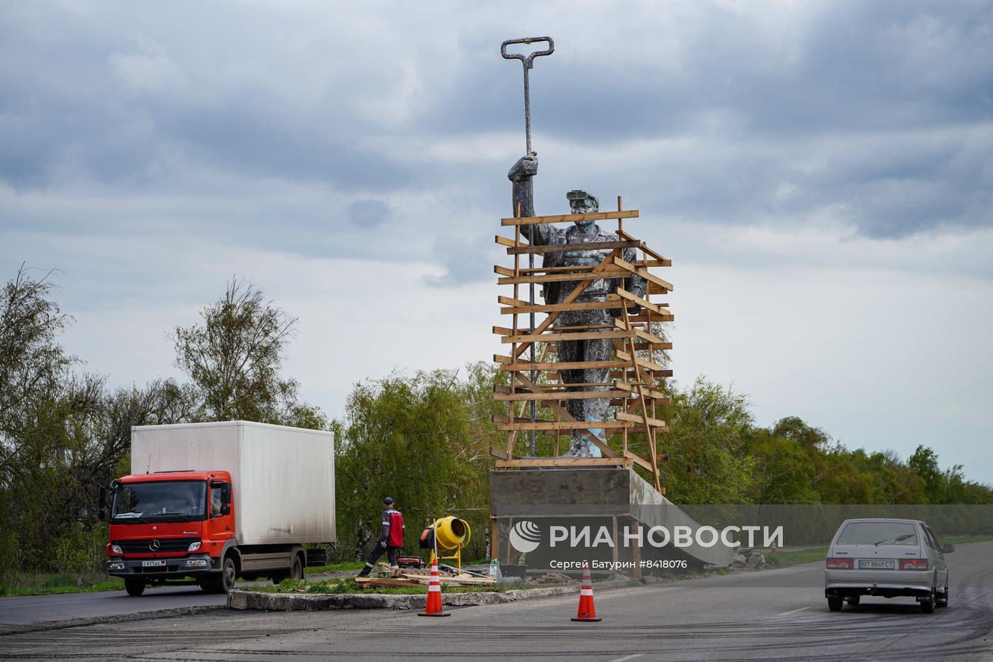 Реставрация памятника Сталевару в Мариуполе