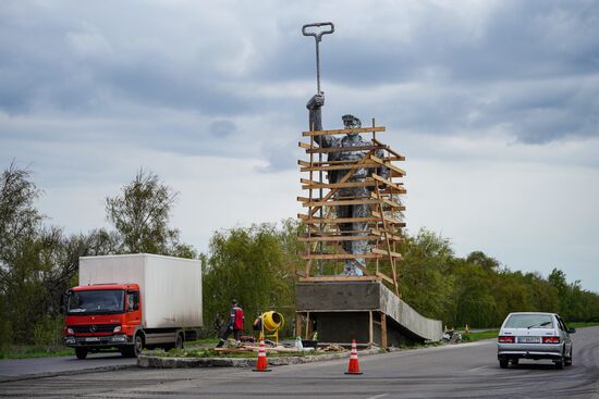 Реставрация памятника Сталевару в Мариуполе