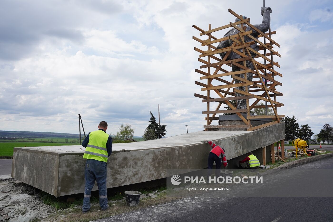 Реставрация памятника Сталевару в Мариуполе