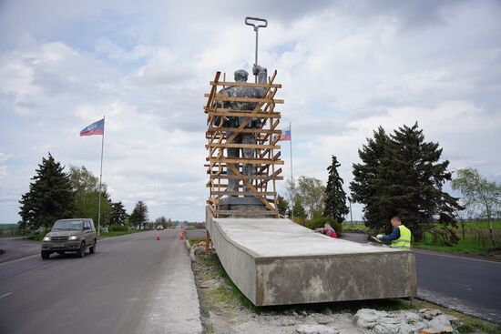 Реставрация памятника Сталевару в Мариуполе