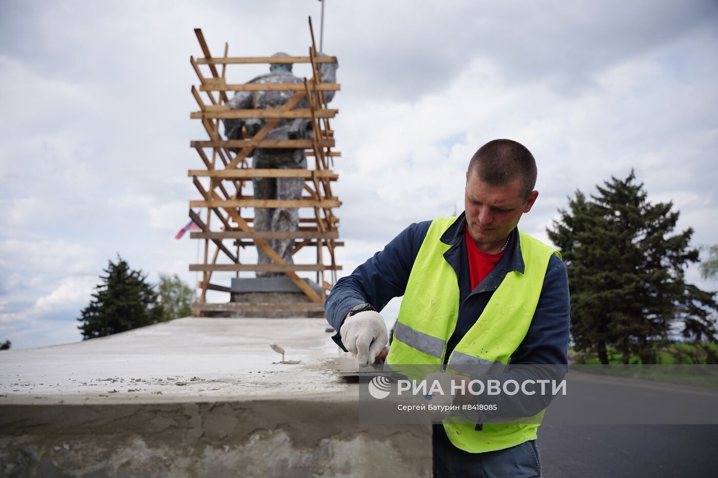 Реставрация памятника Сталевару в Мариуполе