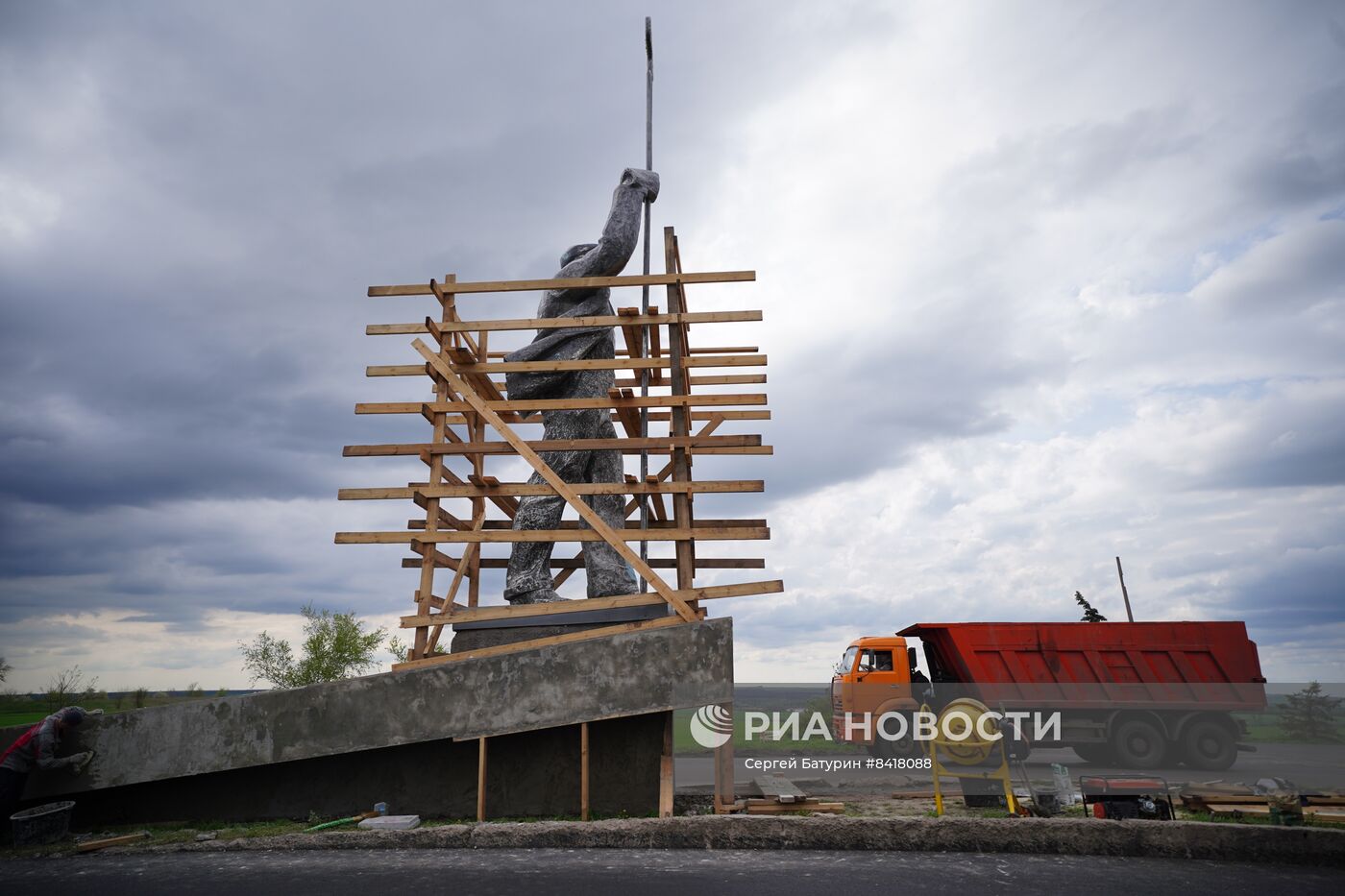 Реставрация памятника Сталевару в Мариуполе
