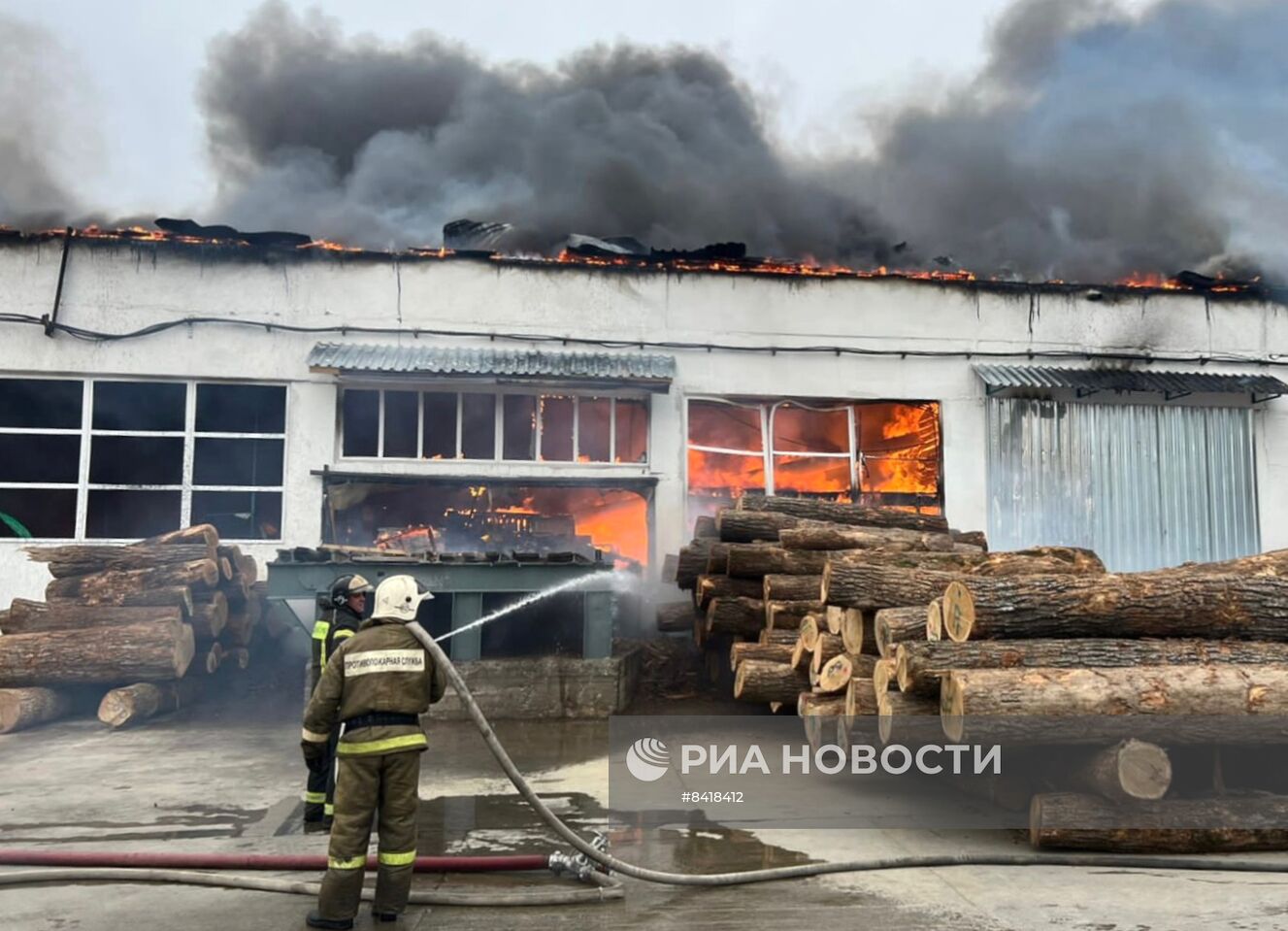 В Приморье тушат пожар в деревоперерабатывающем цехе