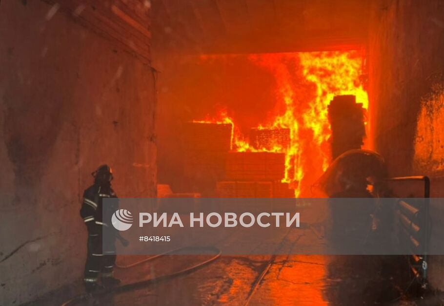 В Приморье тушат пожар в деревоперерабатывающем цехе