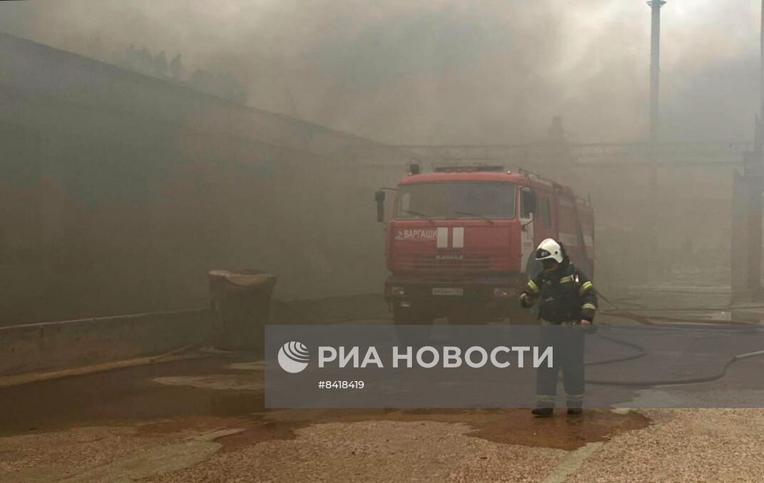 В Приморье тушат пожар в деревоперерабатывающем цехе