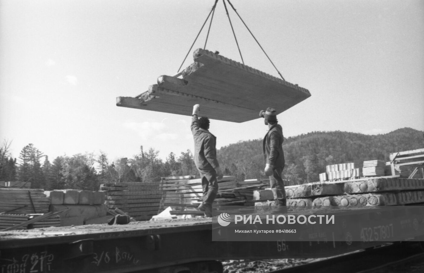 Строительство шоссейной дороги в таежном поселке Сукпай