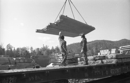 Строительство шоссейной дороги в таежном поселке Сукпай