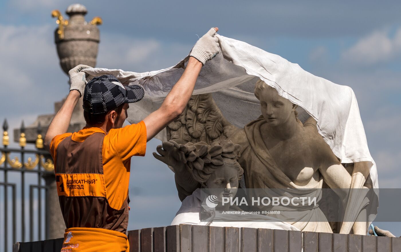 Подготовка Летнего сада в Санкт-Петербурге к началу сезона