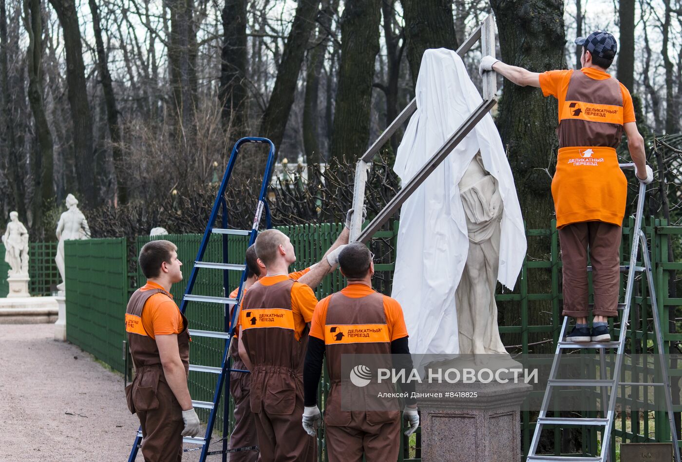 Подготовка Летнего сада в Санкт-Петербурге к началу сезона