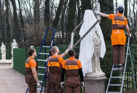 Подготовка Летнего сада в Санкт-Петербурге к началу сезона