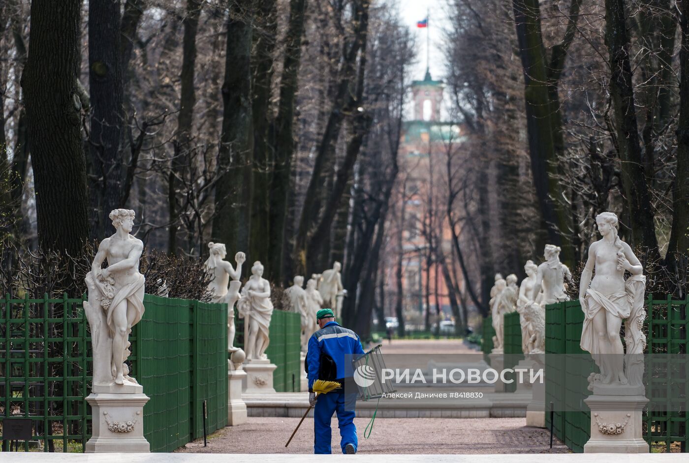 Подготовка Летнего сада в Санкт-Петербурге к началу сезона