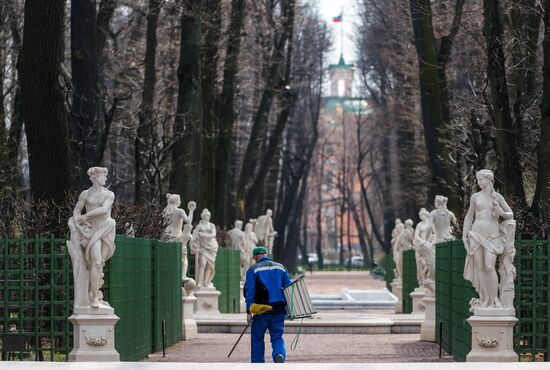 Подготовка Летнего сада в Санкт-Петербурге к началу сезона