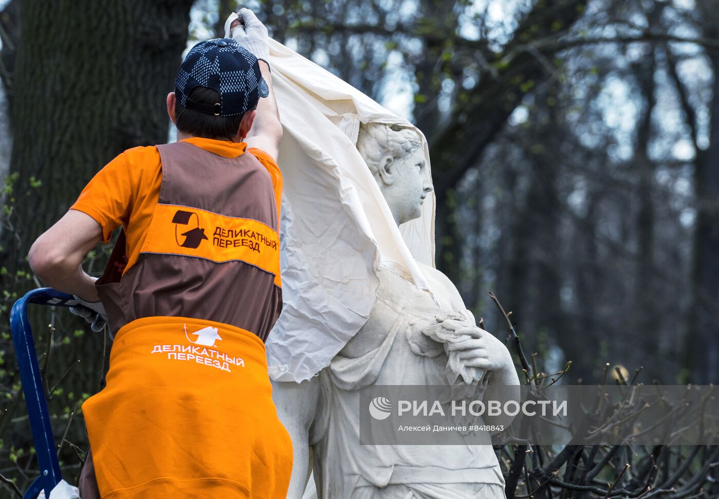 Подготовка Летнего сада в Санкт-Петербурге к летнему сезону