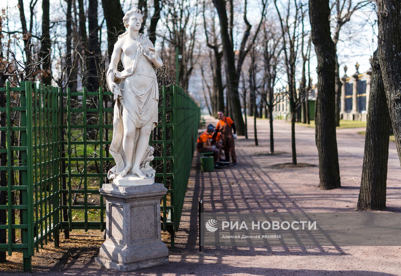 Подготовка Летнего сада в Санкт-Петербурге к летнему сезону