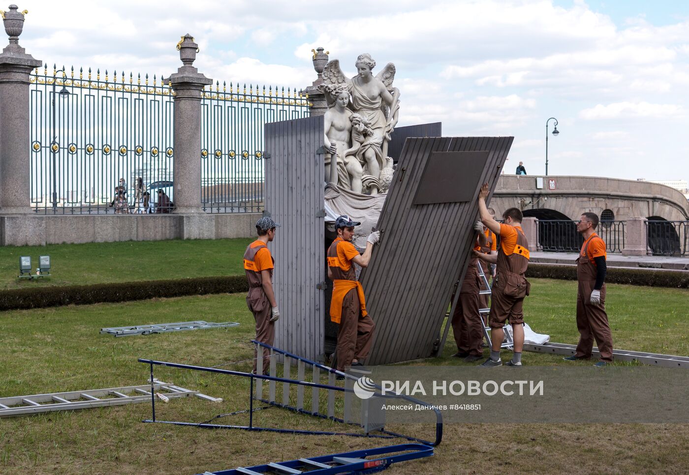 Подготовка Летнего сада в Санкт-Петербурге к летнему сезону