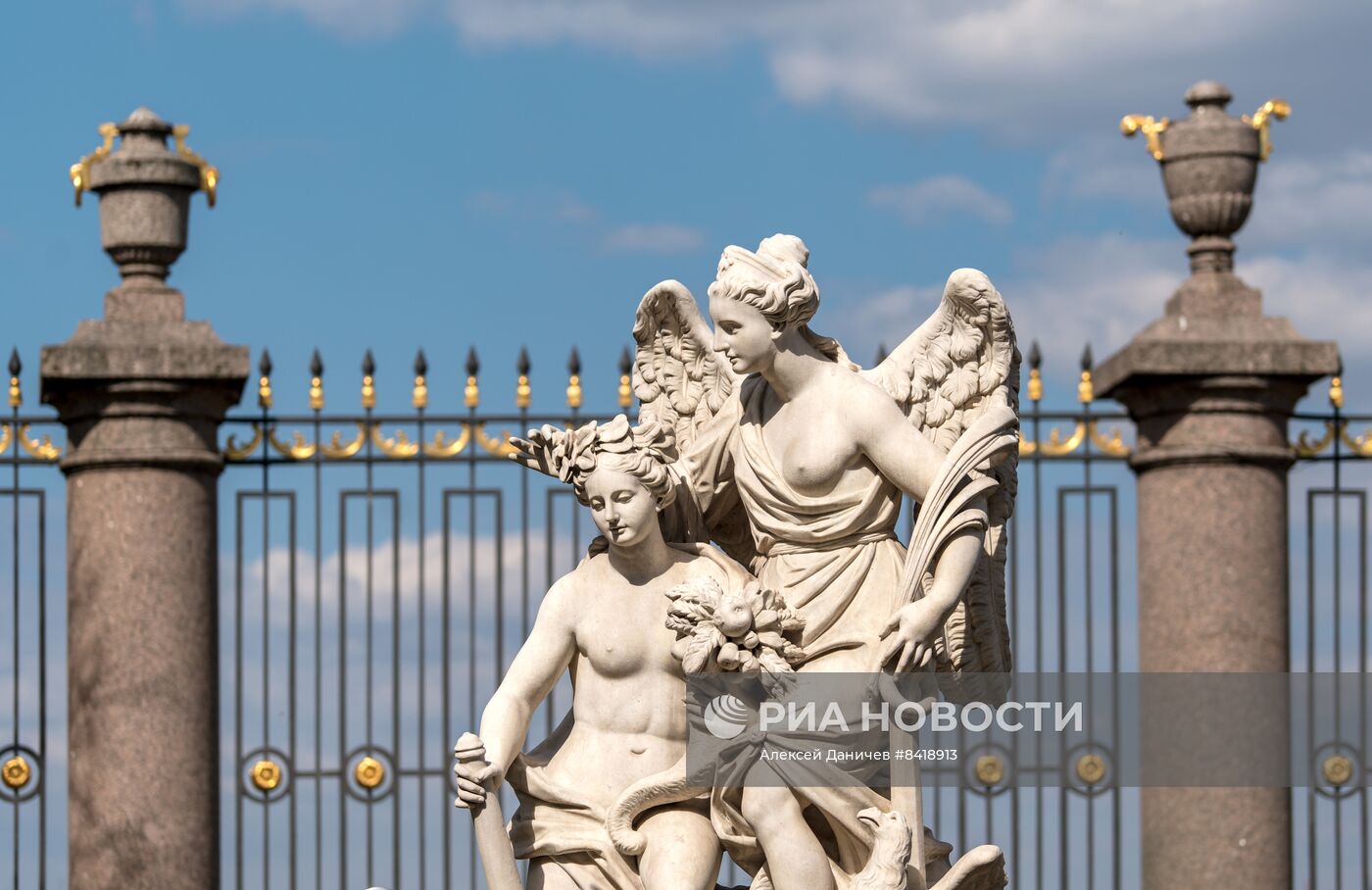 Подготовка Летнего сада в Санкт-Петербурге к летнему сезону