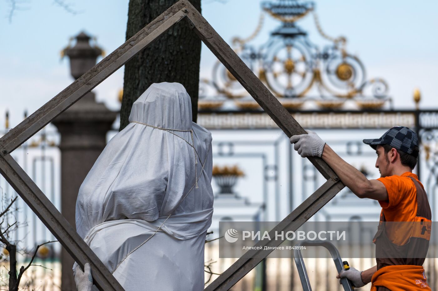 Подготовка Летнего сада в Санкт-Петербурге к летнему сезону