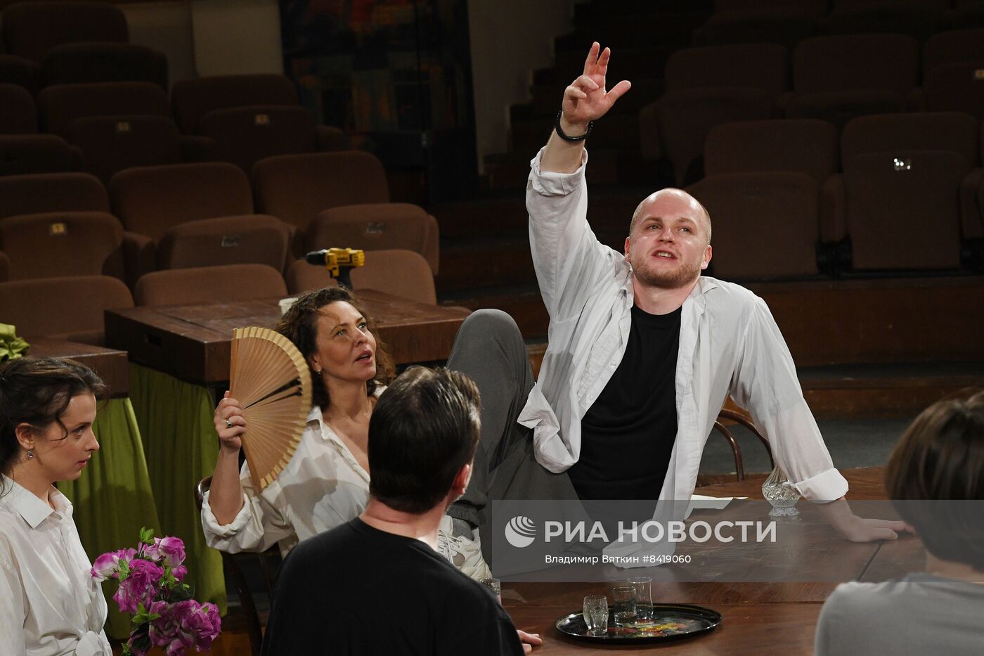 Спектакль "Ревизор" в театре "Сфера"