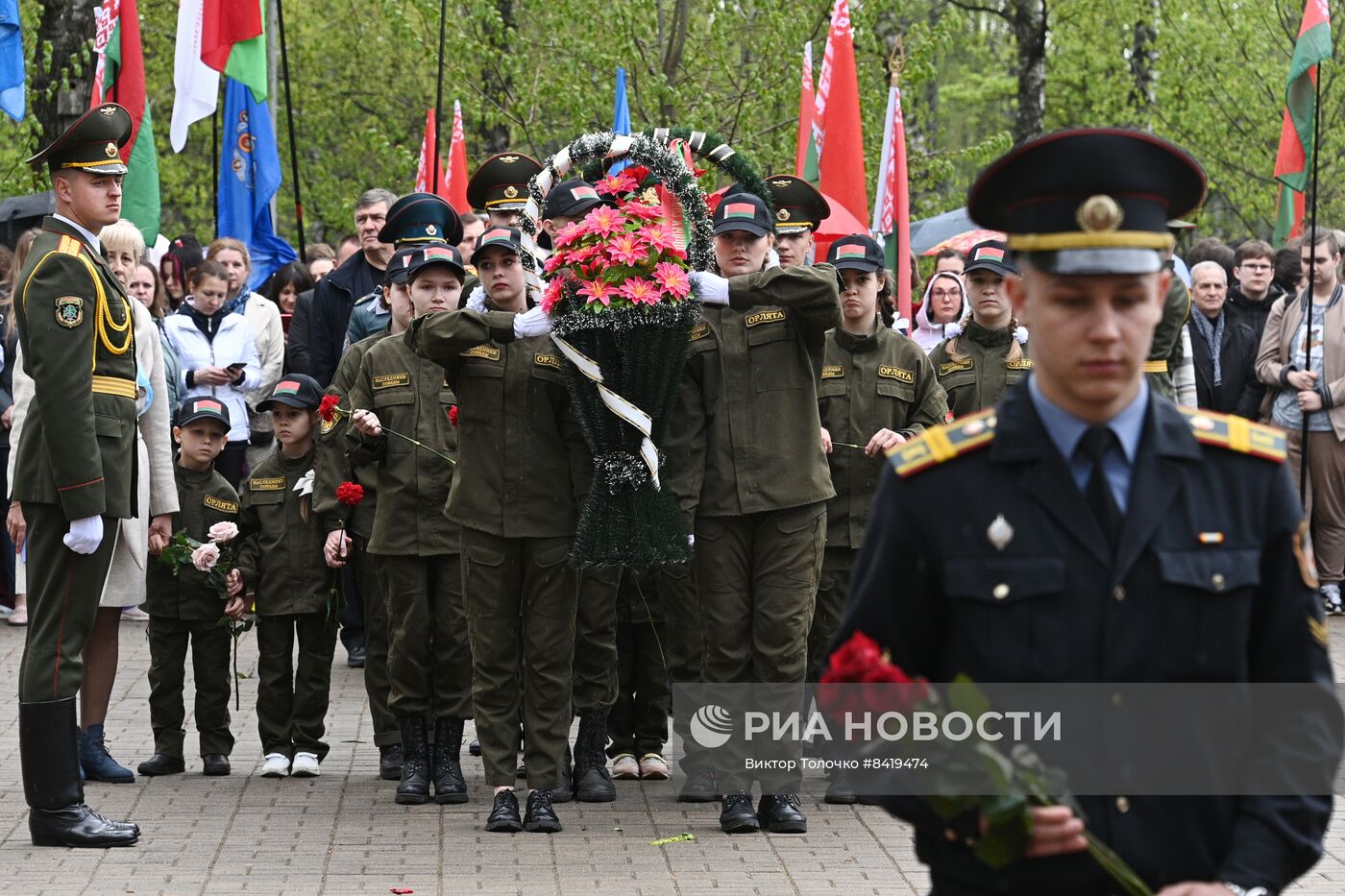 Возложение цветов к памятнику "Жертвам Чернобыля" в Минске