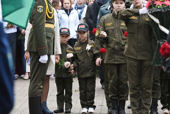 Возложение цветов к памятнику "Жертвам Чернобыля" в Минске