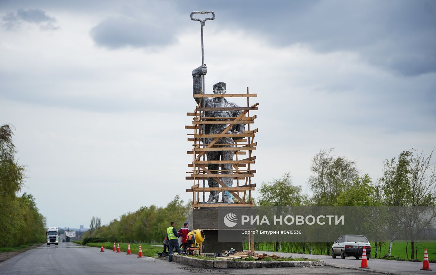 Реставрация памятника Сталевару в Мариуполе