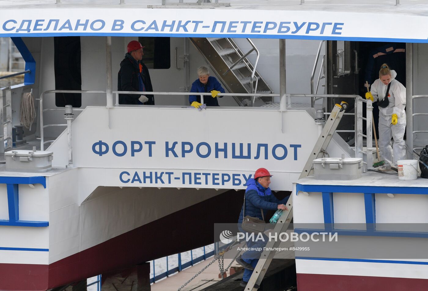 Спуск на воду первого пассажирского катамарана проекта "Котлин" в Санкт-Петербурге
