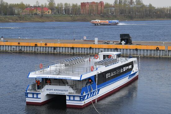 Спуск на воду первого пассажирского катамарана проекта "Котлин" в Санкт-Петербурге