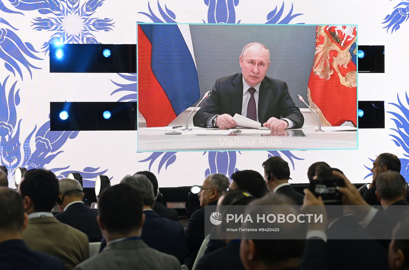 Президент РФ В. Путин принял участие в церемонии по случаю завоза ядерного топлива на АЭС "Аккую"