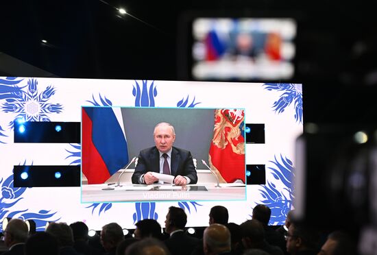 Президент РФ В. Путин принял участие в церемонии по случаю завоза ядерного топлива на АЭС "Аккую"