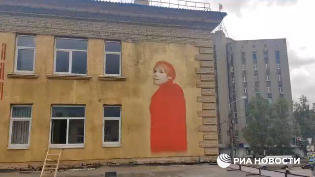 Мемориальную доску с портретом Дарьи Дугиной открыли в Мелитополе