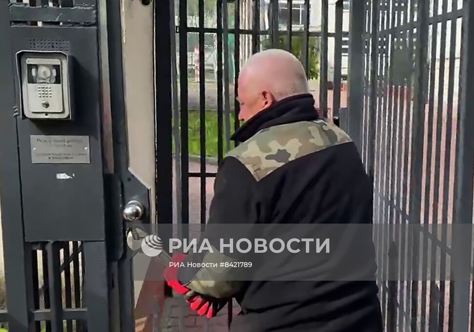 Вторжение польских властей на территорию школы при посольстве РФ в Варшаве