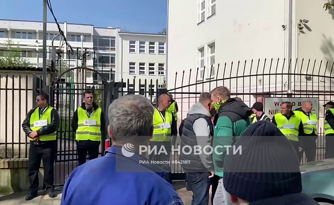 Вторжение польских властей на территорию школы при посольстве РФ в Варшаве