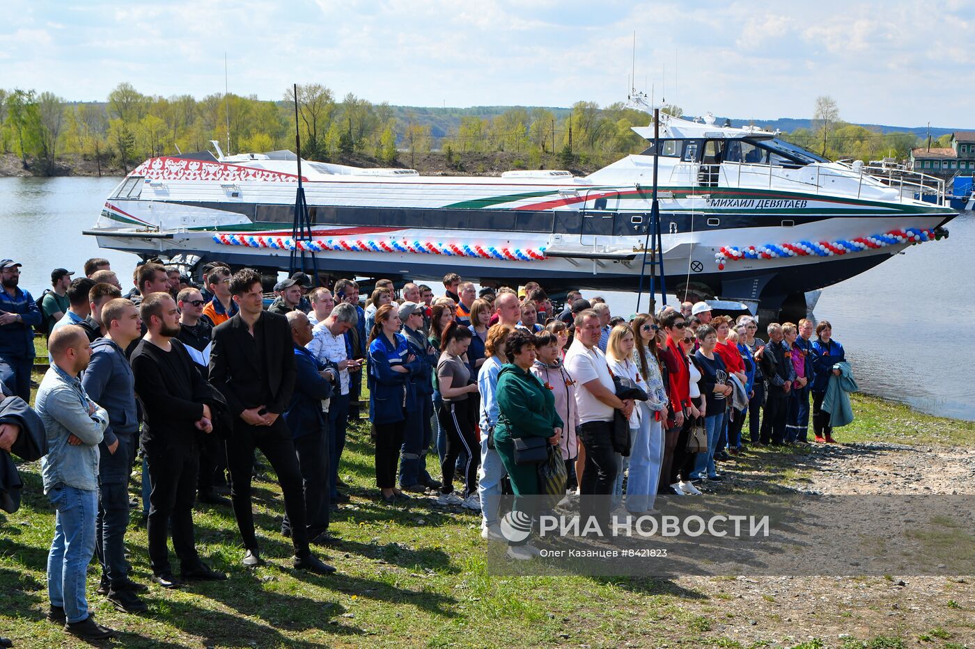 Спуск на воду судна на подводных крыльях на Зеленодольском заводе в Татарстане