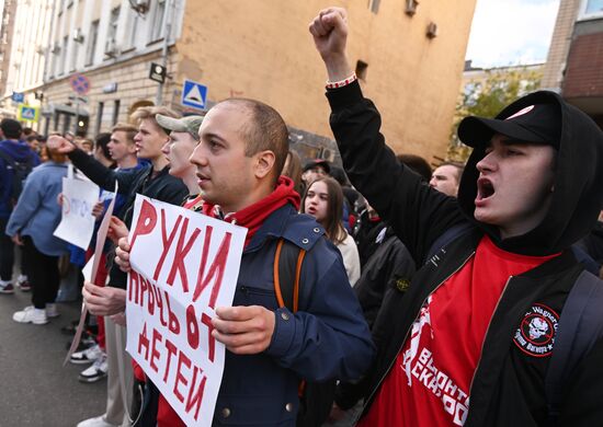 Акция протеста в Москве против вторжения польских властей на территорию российской школы