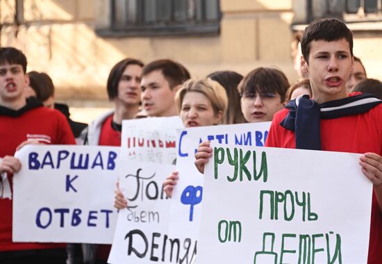 Акция протеста в Москве против вторжения польских властей на территорию российской школы